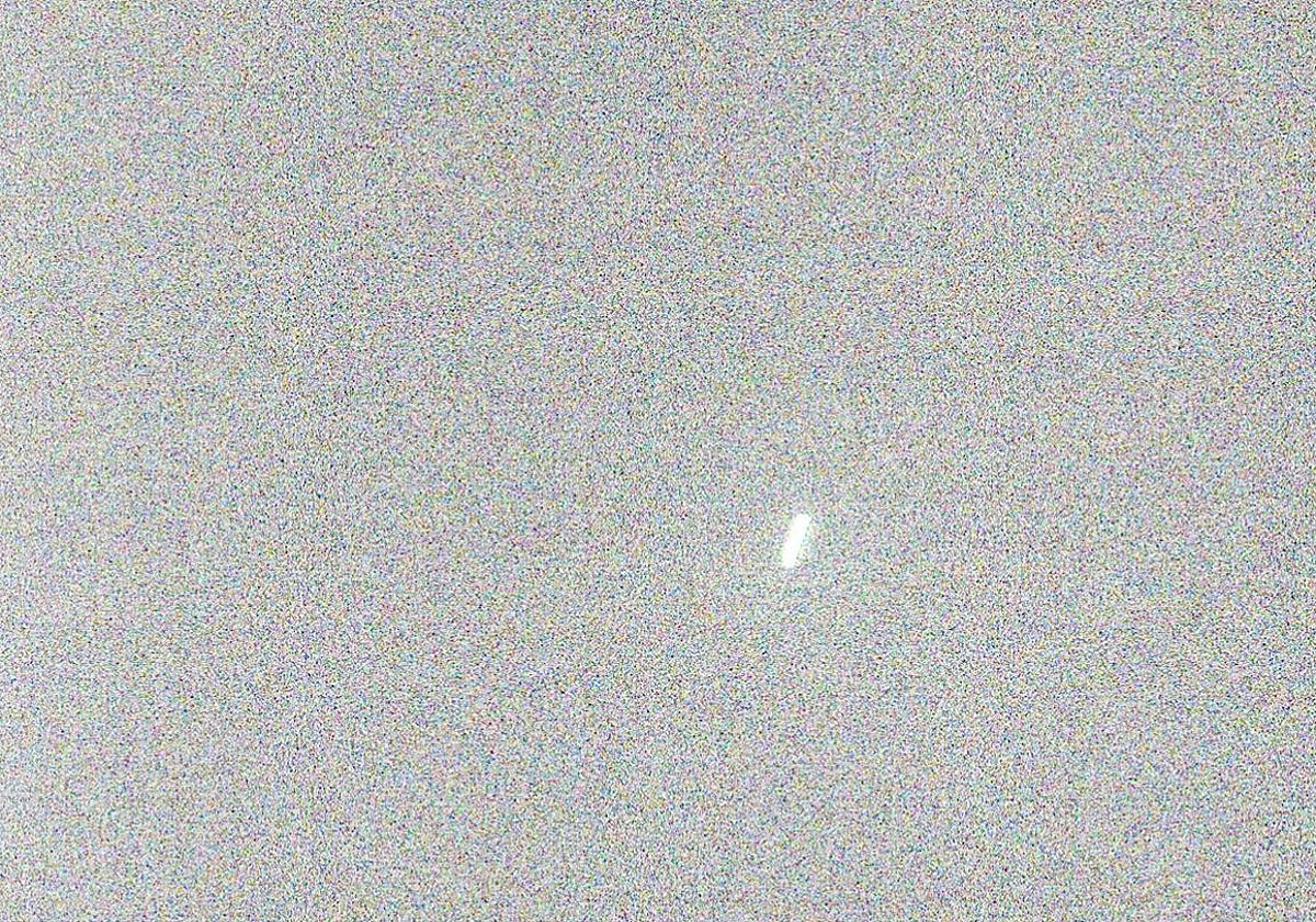 Imagen del rover Mars Perseverance capturada el 4 de octubre, y que posiblemente muestra el cometa 3i/ATLAS como una raya brillante en el cielo