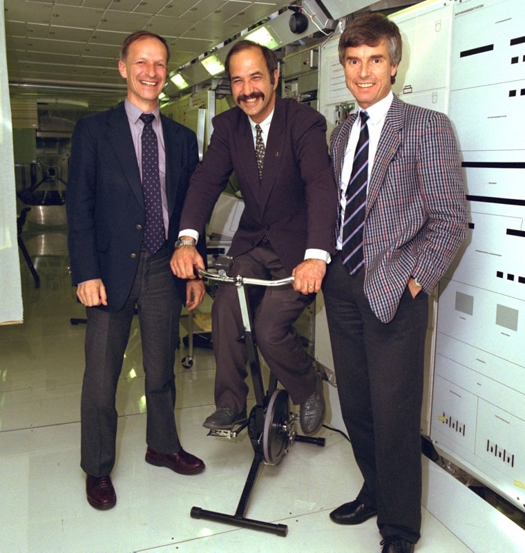 De izquierda a derecha, el suizo Claude Nicollier, el holandés Wubbo J. Ockels y el alemán Ulf Merbold, los primeros astronautas de la ESA elegidos en 1978