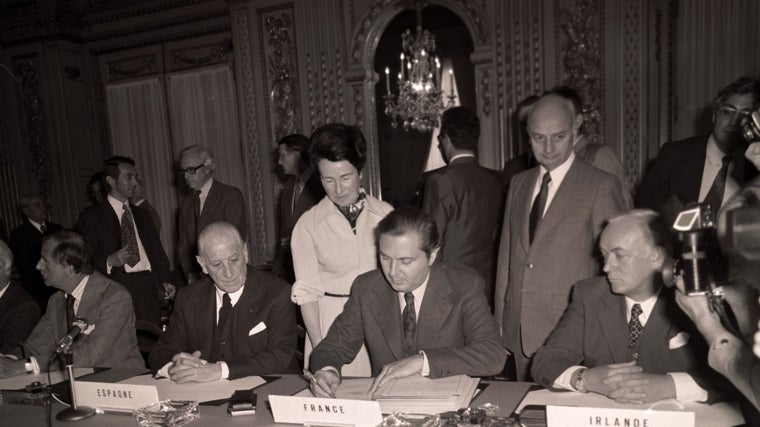 Firma del acta fundacional de la ESA, con el embajador Miguel Maria De Lojendio e Irure durante el acto