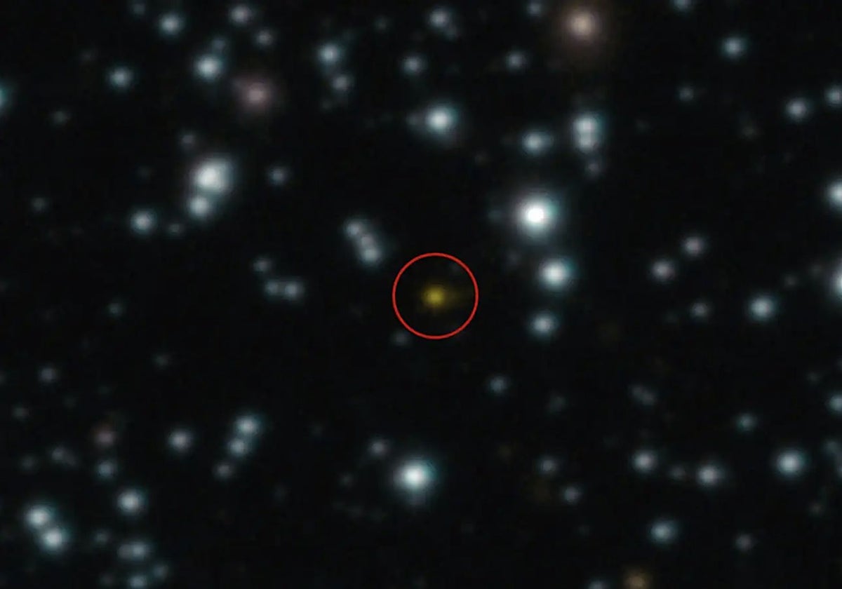 En naranja y rodeado por un círculo, el estallido de rayos gamma GRB 250702B, el más largo detectado hasta ahora