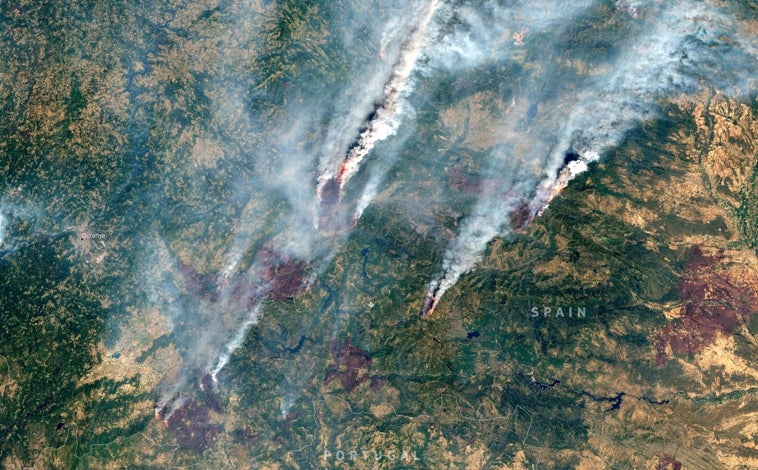 Imagen principal - Arriba, en la imagen principal, los incendios de Castilla y León desde espacio fotografiados por Sentinel-2; abajo, a la izquierda, el ojo del huracán Melissa horas antes de llegar a jamaica en una imagen de Sentinel-3; por último, las consecuencias del terremoto de Birmania de marzo donde se puede apreciar la rotura del suelo a la derecha ('fault line') tomada por Sentinel-1
