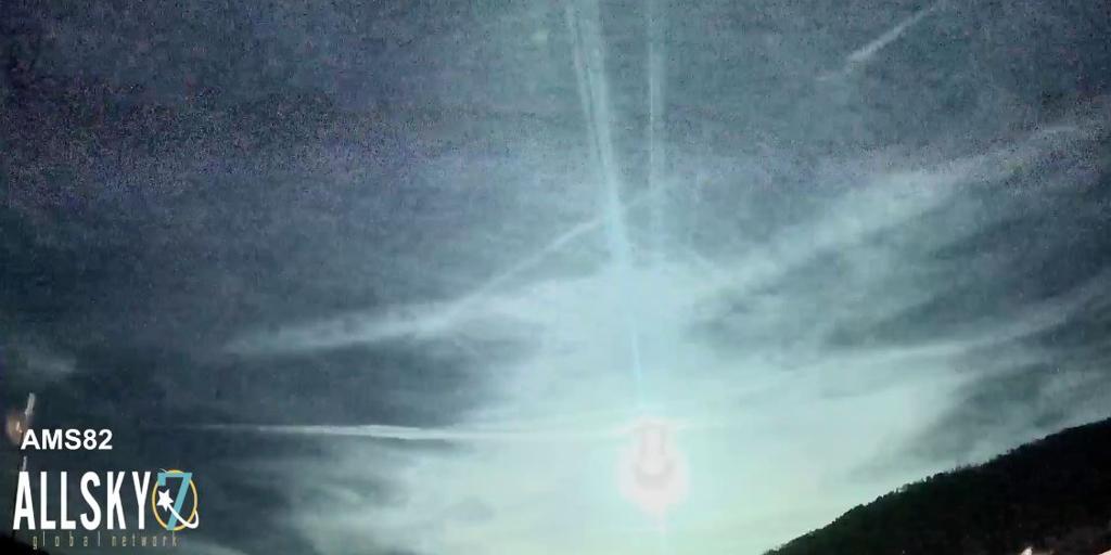 Una enorme bola de fuego ilumina de verde el cielo de Extremadura