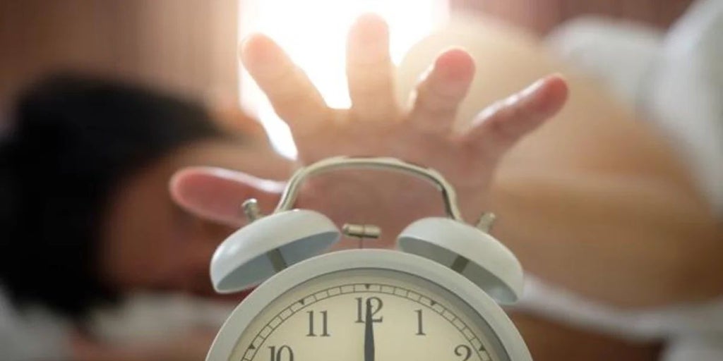 La historia del primer despertador con alarma: del despertador humano al tic-tac de la precisión