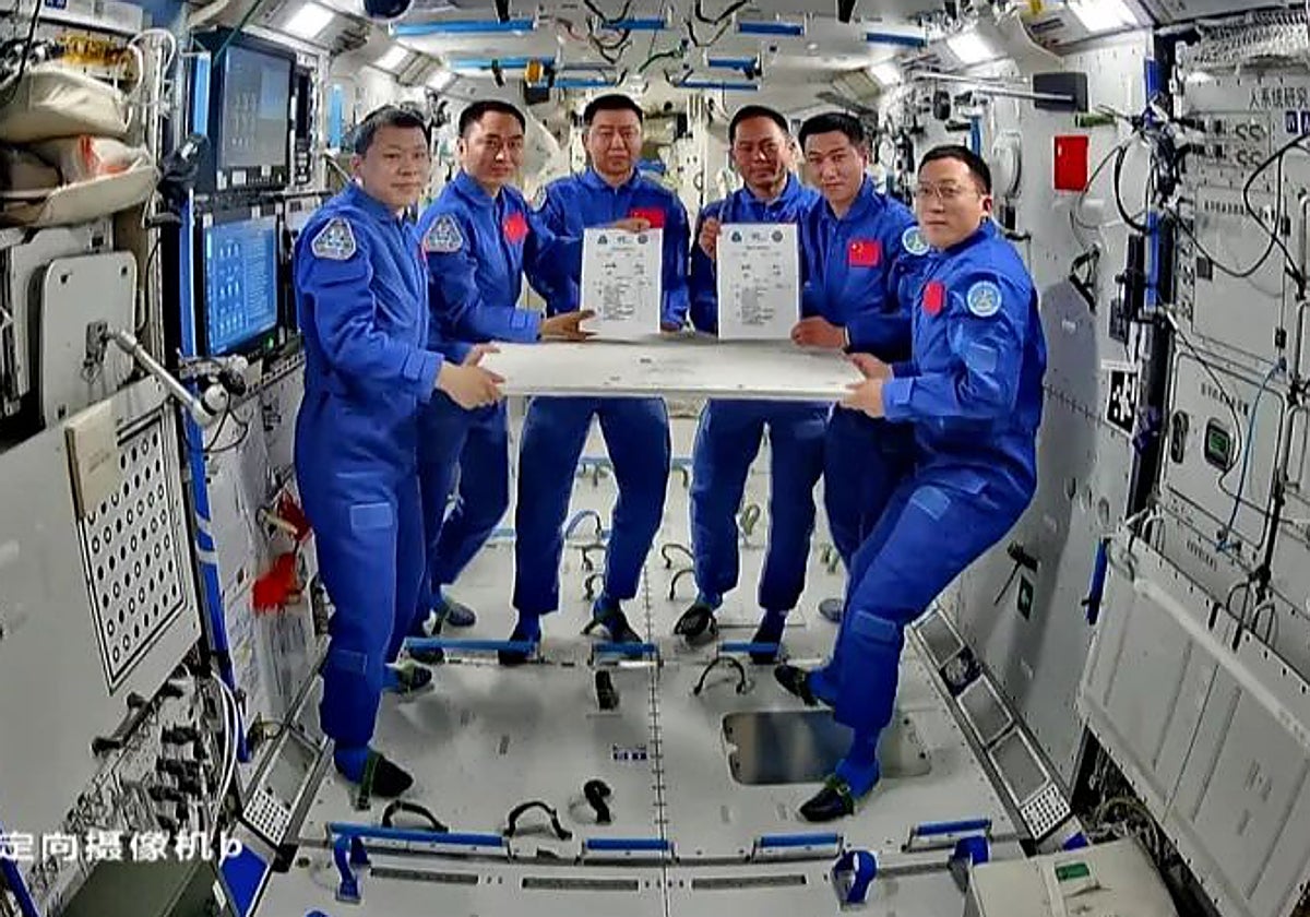 La tripulación de la Shenzhou-20 junto con la recién llegada Shenzhou-21 en la estación espacial china Tiangong