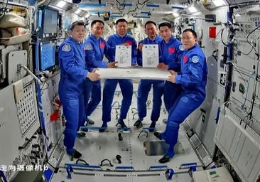 Tres astronautas chinos regresan a Tierra tras quedar atrapados una semana en el espacio por el impacto de basura espacial