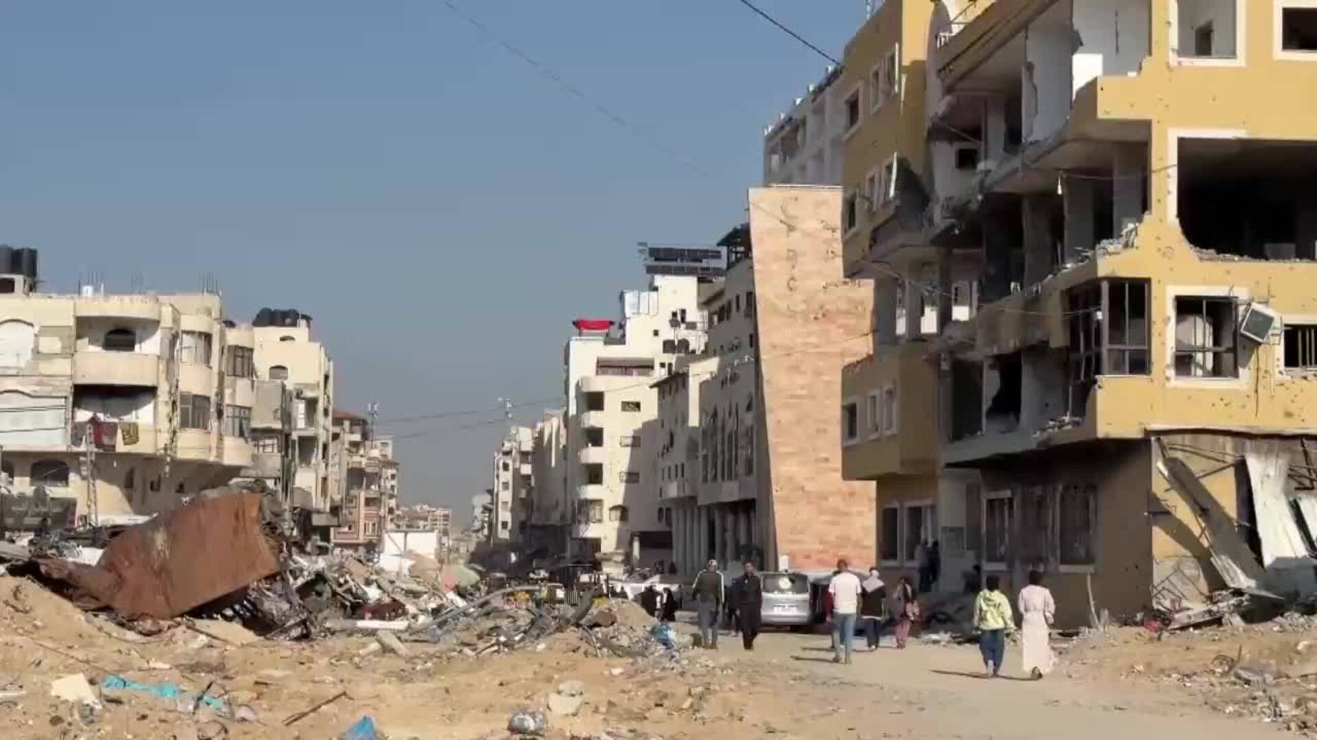 Un tanque israelí abandonado en Gaza sirve ahora de punto de carga de teléfonos móviles