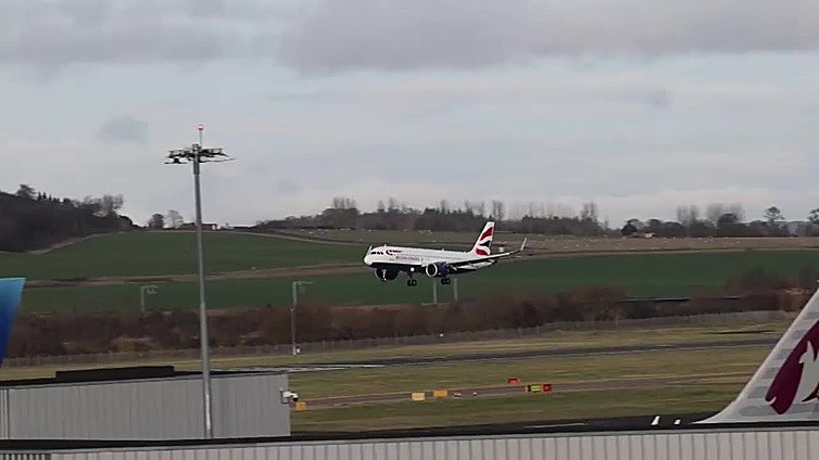 El aeropuerto de Edimburgo reanuda los vuelos tras suspenderlos por problema informático