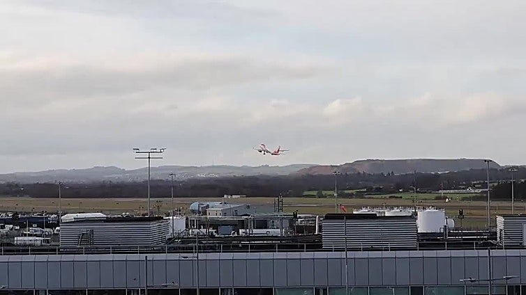 El aeropuerto de Edimburgo restablece los vuelos tras suspenderlos varias horas por un problema informático