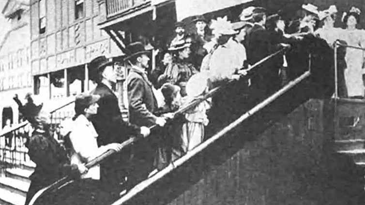 El invento que sube y baja: la reñida historia detrás del invento de la escalera mecánica