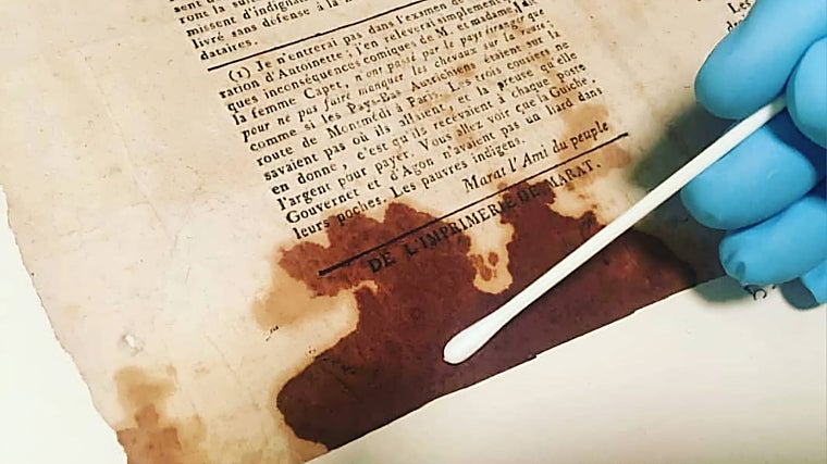 Folha de papel contendo o sangue do revolucionário francês Marat, usada para criar seu perfil genômico