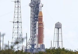 El cohete SLS sobre su plataforma en el Centro Espacial Kennedy horas antes de que comenzase el wet dress rehearsal