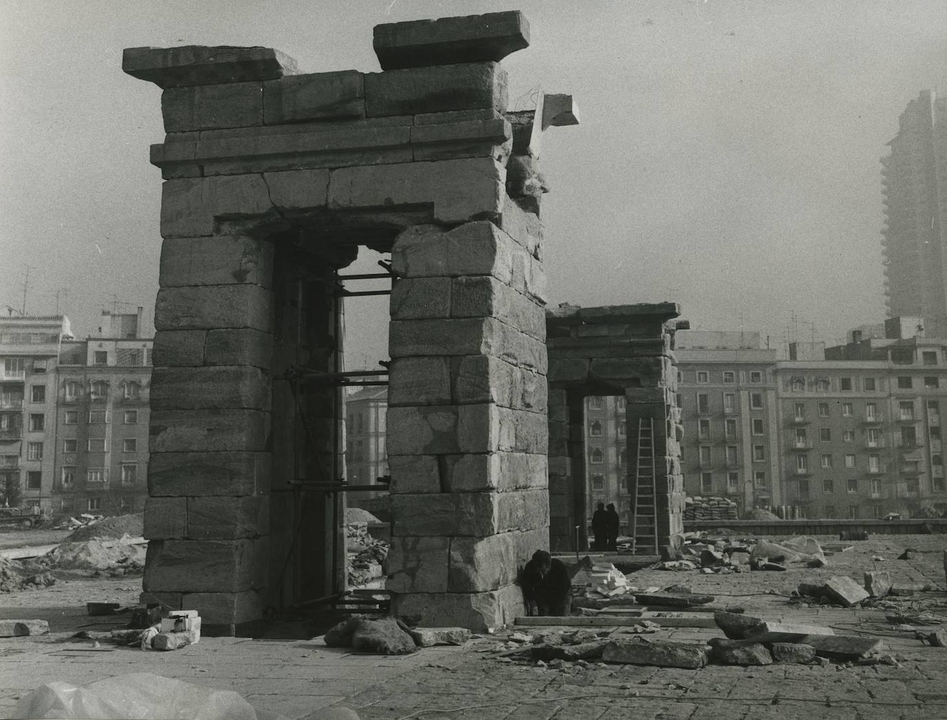 Se reconstruyeron dos de los tres portales. Rodeando toda la construcción se instaló un estanque con el objetivo de reproducir el ambiente fluvial en el que el templo se hallaba en su emplazamiento original.