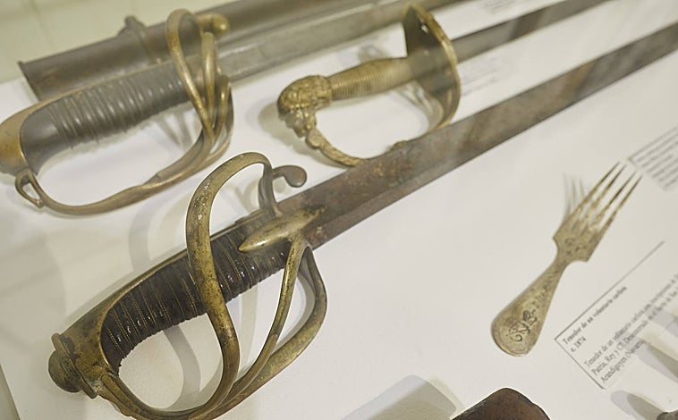 Imagen principal - Varias espadas de la Tercera Guerra Carlista, la preciada colección de banderas de Urcelay y un uniforme carlista