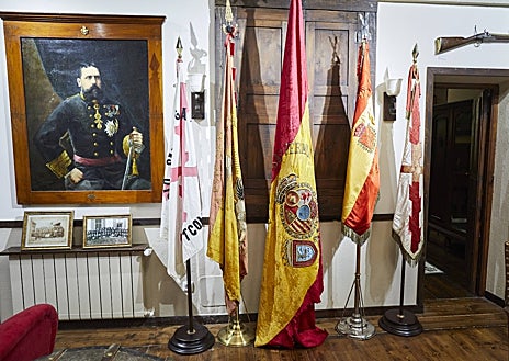 Imagen secundaria 1 - Varias espadas de la Tercera Guerra Carlista, la preciada colección de banderas de Urcelay y un uniforme carlista