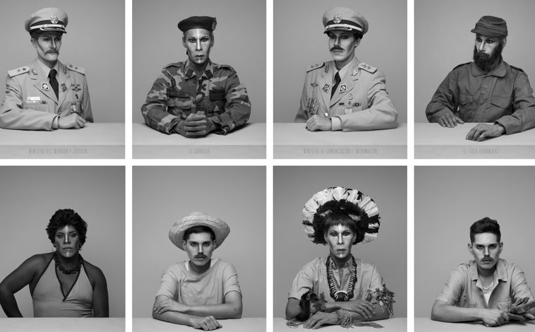 Imagen principal - Arriba, retratos en blanco y negro de la serie 'Régimen: Dramatis Personae'. Sobre estas líneas, obras de los conjuntos 'Partidos políticos desaparecidos' y 'Ensayando la postura nacional'