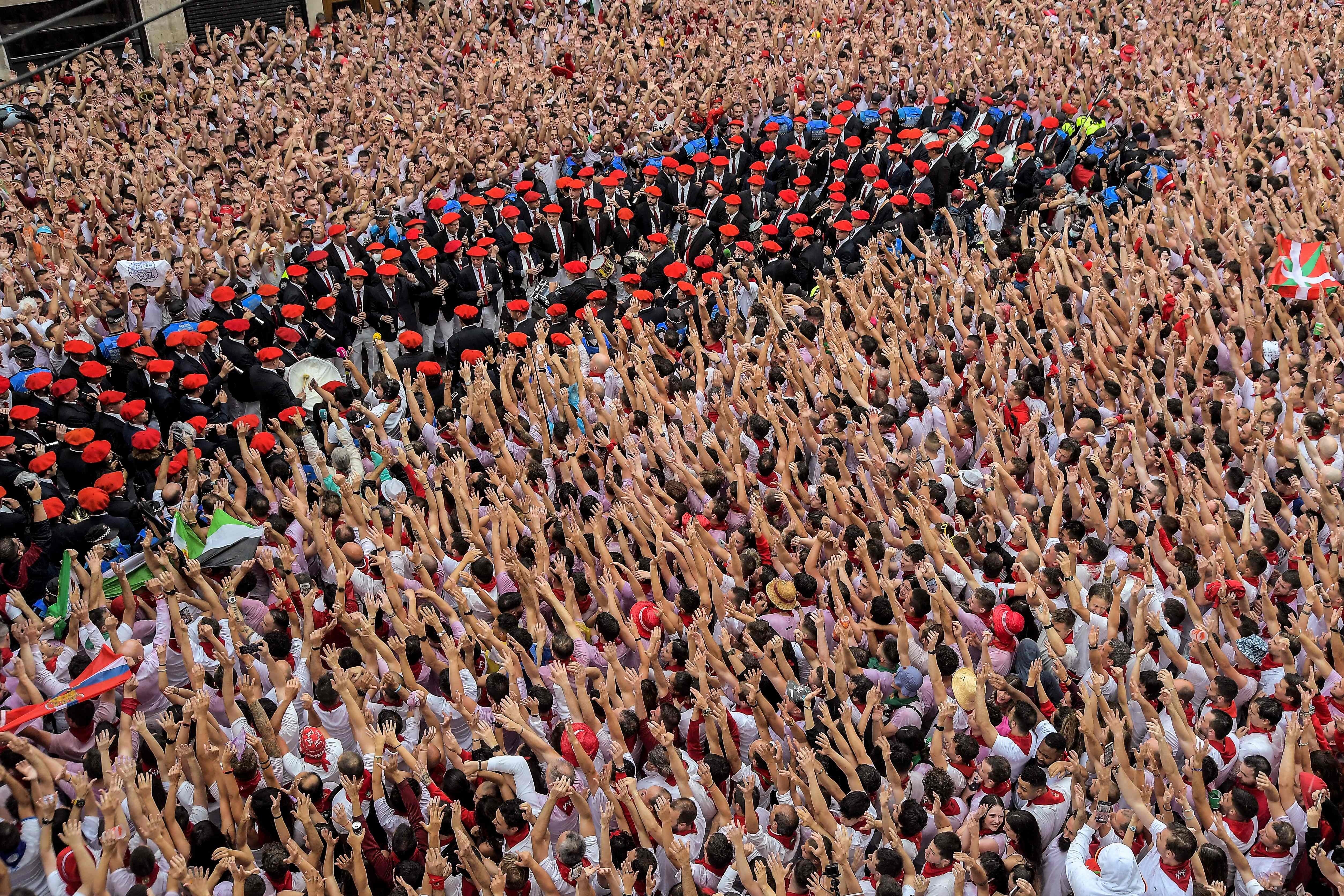 La Policía foral, escoltando a la banda de música que ha desfilado por la plaza tras el chupinazo