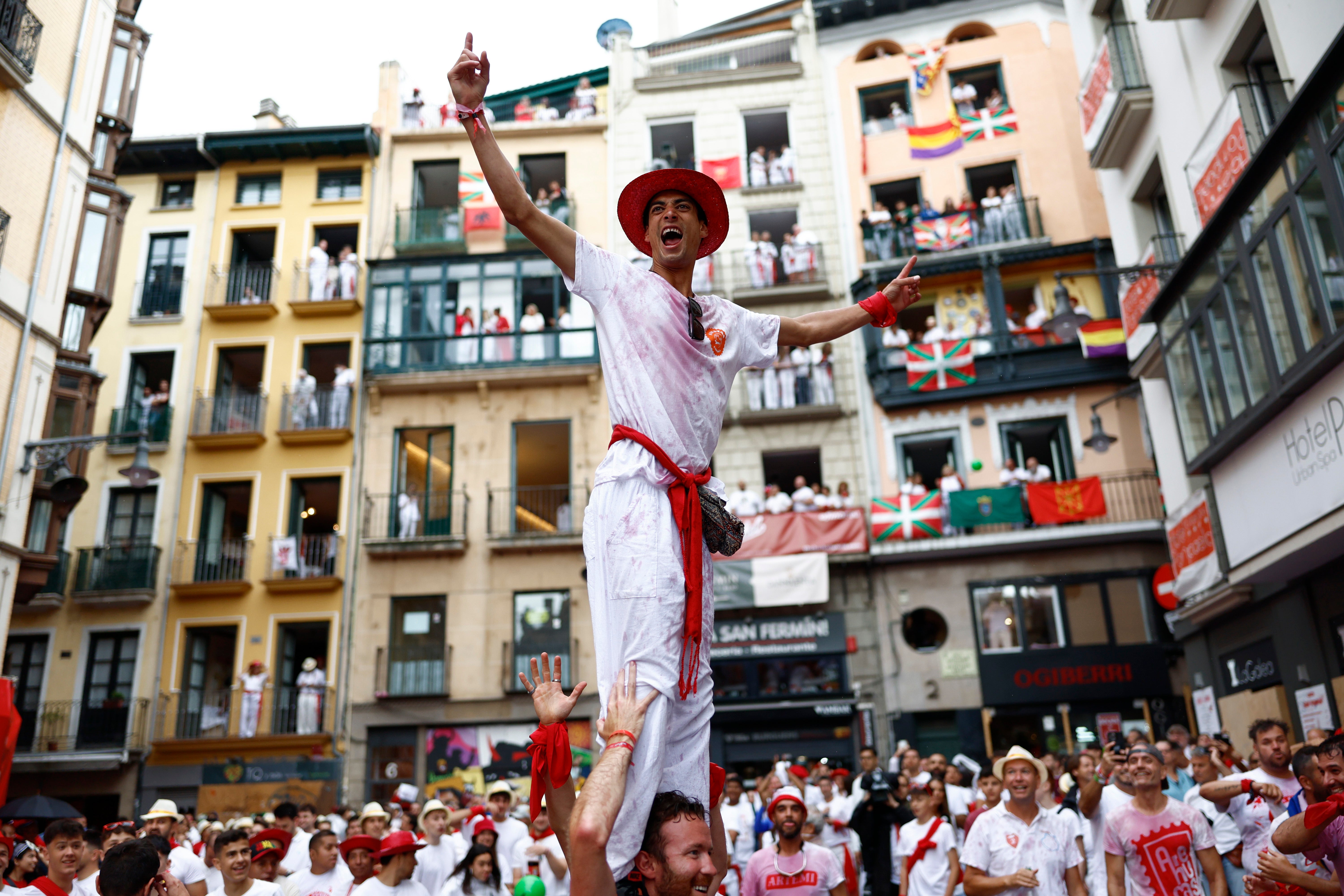 Un grupo de jóvenes disfruta en la Plaza Consistorial de Pamplona