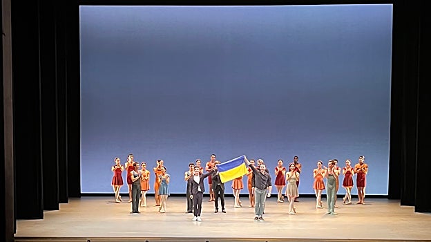 Joaquín de Luz y Alexei Ratmansky, con la bandera de Ucrania
