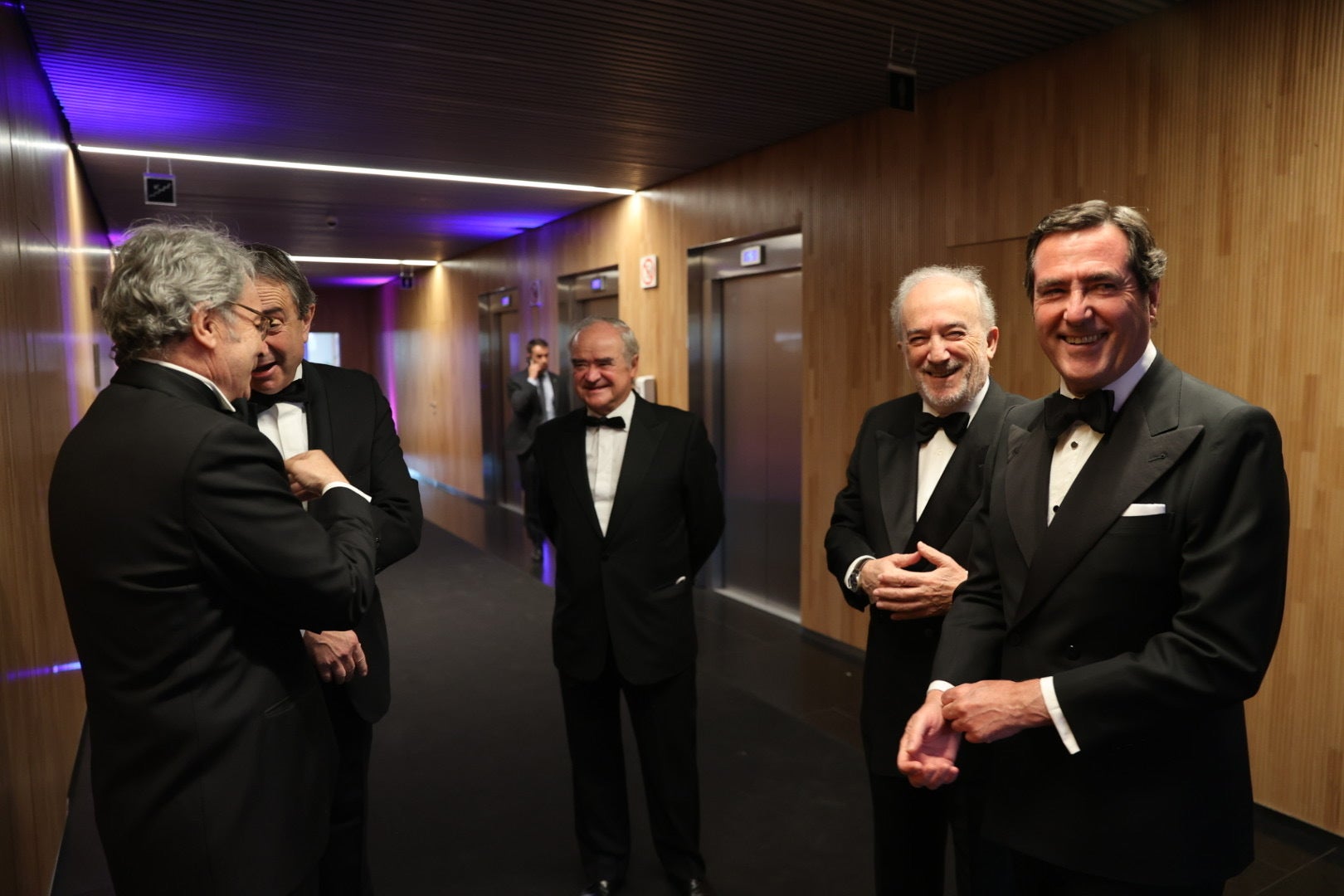 Antonio Garamendi, presidente de la CEOE, sonríe junto a Santiago Muñoz Machado, presidente de la Real Academia Española
