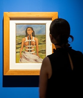 Imagen secundaria 2 - De arriba abajo, tres obras de Frida Kahlo presentes en la exposición: 'Autorretrato con changuito', 'Diego y yo' y 'La columna rota'