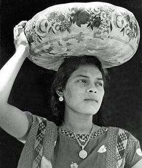 Imagen secundaria 2 - Arriba, Tina Modotti en la película 'The Tiger's coat', Hollywood, 1920, fotografiada por Johan Hagemeyer. Abajo, dos fotografías tomadas por ella: 'Mujer con bandera' y 'Mujer con jícara en la cabeza'