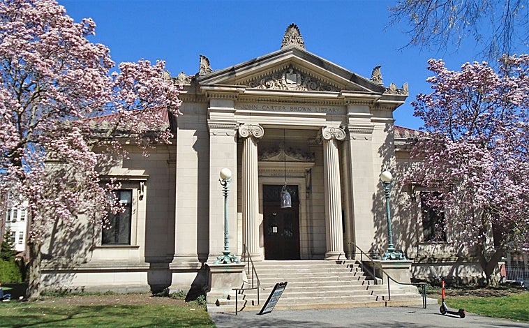 Imagen principal - En la foto de arriba, la biblioteca preside el campus de la prestigiosa Universidad de Brown. En las siguientes fotografías, alumnos de la John Carter Brown y el Códice Tovar