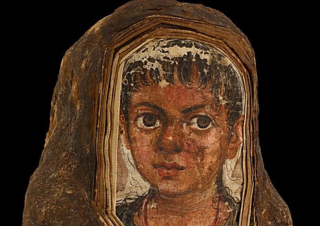 Imagen secundaria 1 - Los objetos que reflejan los gustos y rituales (como los vasos canopos, arriba) acompañan a los detalles inéditos de las momias que han revelado las últimas tecnologías, como la del niño de Hawara o la de un sacerdote del norte