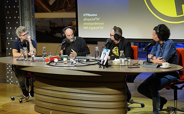 Imagen principal - La Fundación Telefónica es el escenario donde los 'Todopoderosos' graban el 'pódcast' de cine