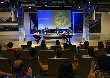 Imagen secundaria 1 - La Fundación Telefónica es el escenario donde los 'Todopoderosos' graban el 'pódcast' de cine