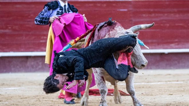 Jesús Duque sufrió una espantosa cogida en el jabonero cuarto