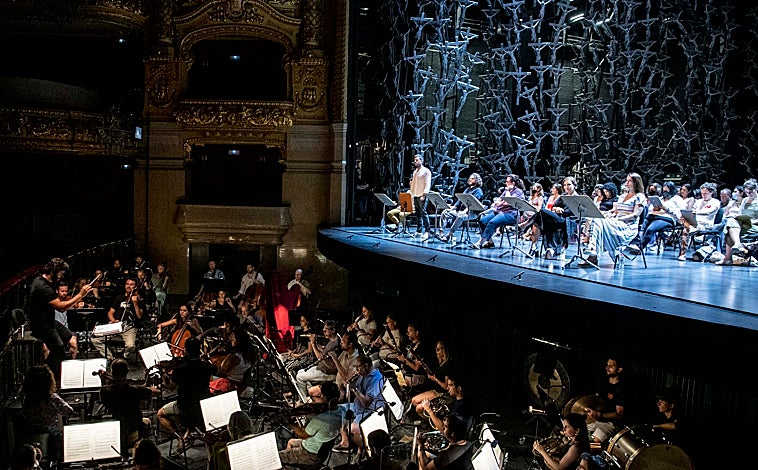 Imagen principal - Una imagen del ensayo, una imagen de la producción y el tenor Airam Hernández en el Liceo