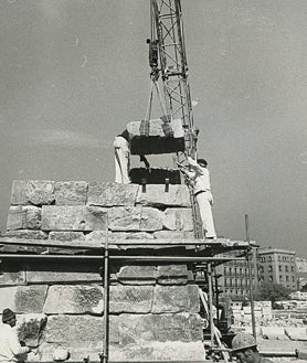 Imagen secundaria 2 - Tres instantes del montaje del Templo de Debod en Madrid.