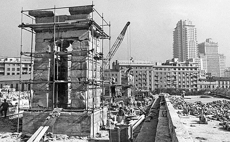 Imagen principal - Tres instantes del montaje del Templo de Debod en Madrid.