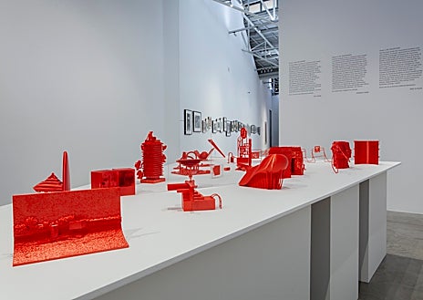 Imagen secundaria 1 - En las imágenes, detalles del montaje en las diferentes salas de la muestra 'La Tierra: una retrospectiva'