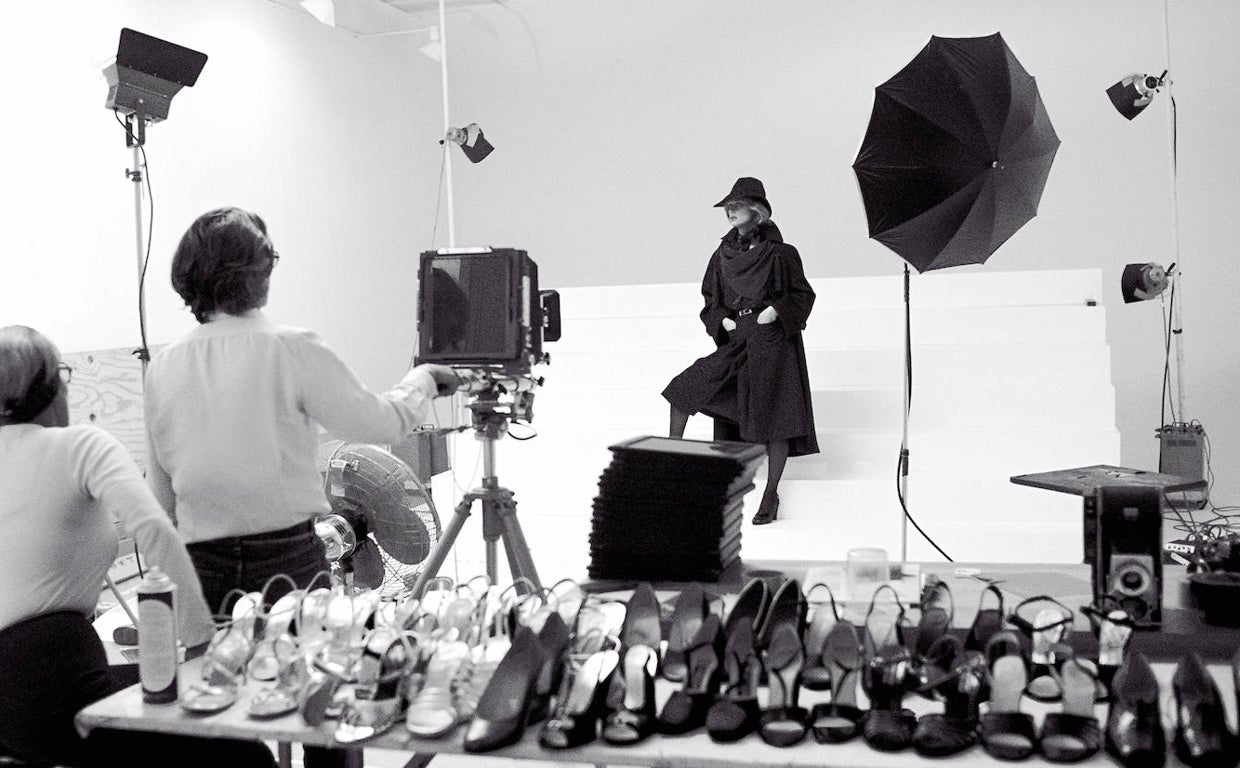 Avedon en el estudio junto a Lauren Hutton en 1964