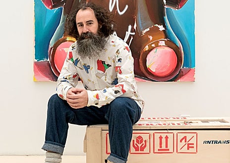 Imagen secundaria 1 - Arriba, detalle de la inauguración de CAN, la feria de Ibiza. Sobre estas líneas, Sergio Sancho, su director, y una joven tomando una foto con su móvil en el estand de Nanzuka