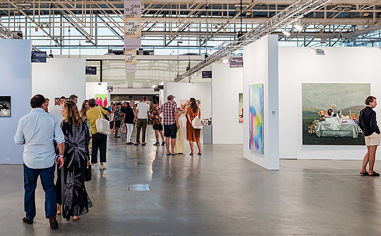 Imagen principal - Arriba, detalle de la inauguración de CAN, la feria de Ibiza. Sobre estas líneas, Sergio Sancho, su director, y una joven tomando una foto con su móvil en el estand de Nanzuka