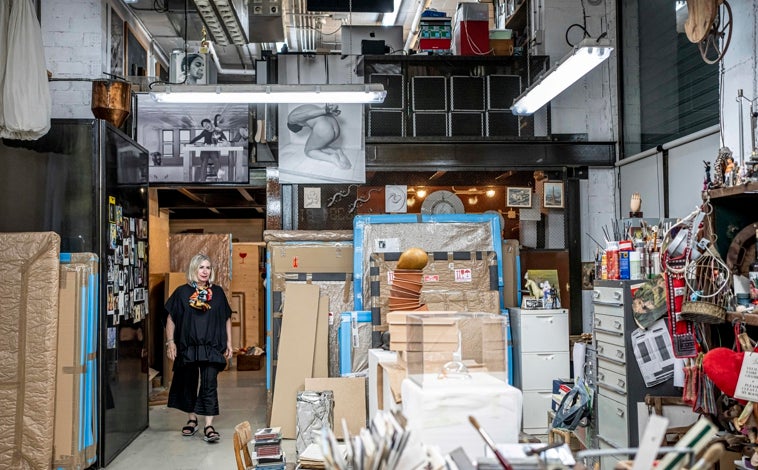 Imagen principal - Arriba, Carmen Calvo en su estudio. En las otras imágenes, detalles del espacio, con la obra última en la que trabaja la creadora 