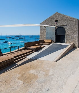Imagen secundaria 2 - Arriba, detalle del montaje de 'Preludio' en Ses12Naus. Sobre estas líneas, la nueva sede de Parra y Romero en Santa Gertrudis y fachada de la Nave Las Salinas