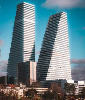 Imagen secundaria 2 - Arriba, edificio de Frank Gehry en el Campus Novartis. Abajo, de izquierda a derecha, parque de bomberos de Zaha Hadid en el Campus Vitra y las torres Roche de Herzog & De Meuron
