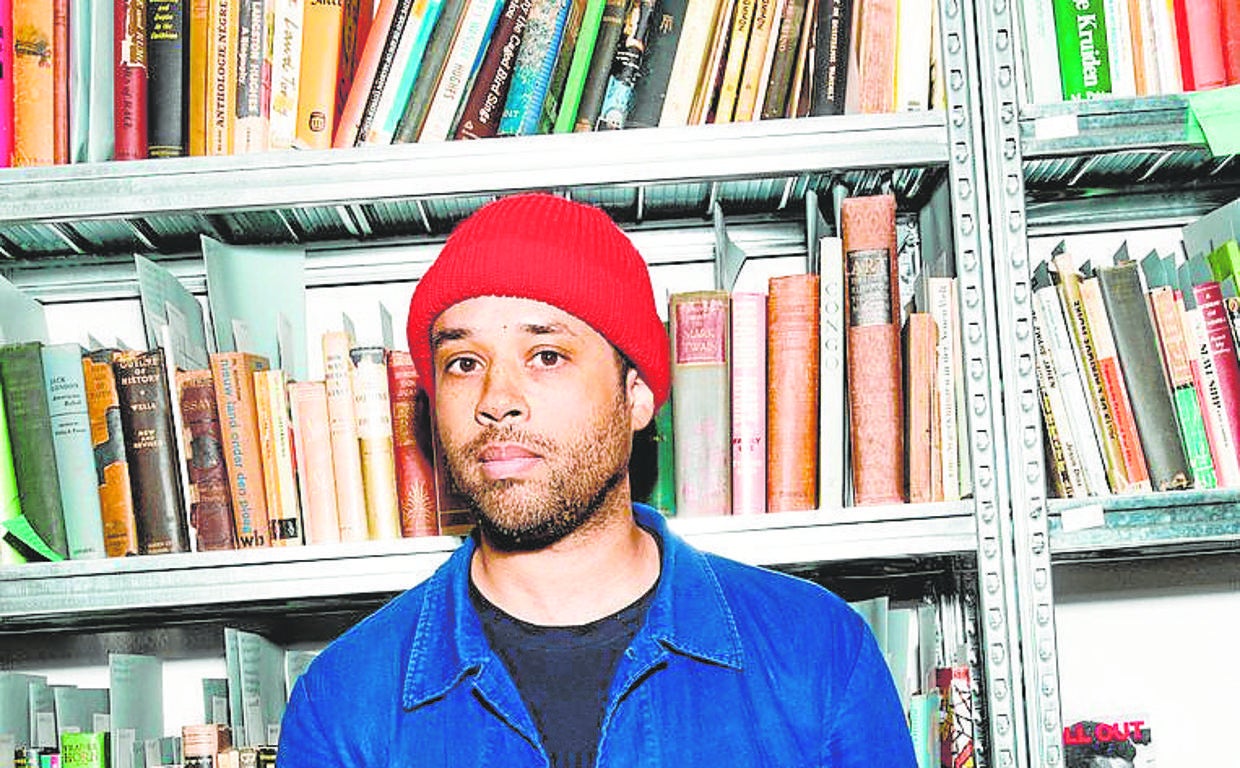 Johny Pitts es un presentador, escritor y fotógrafo