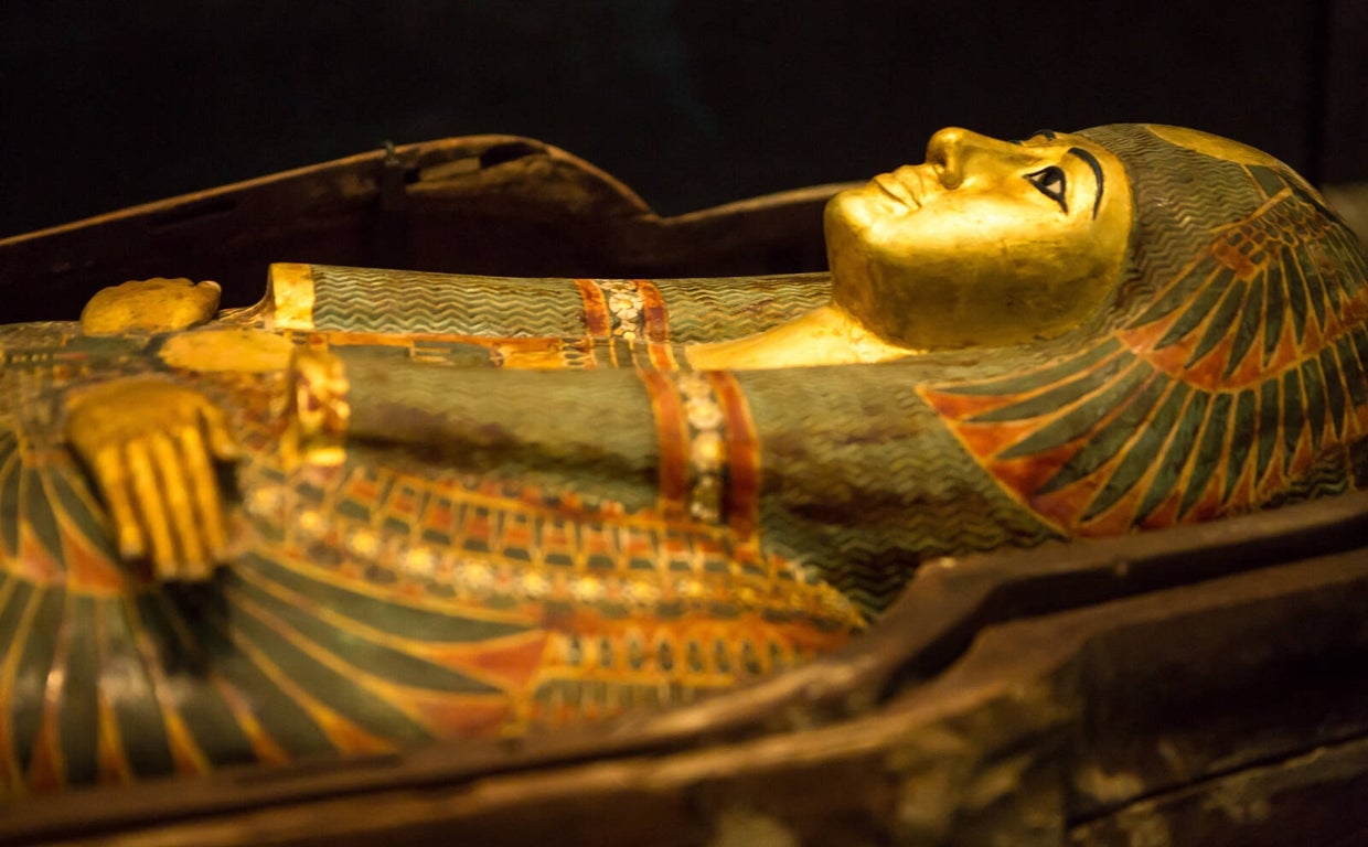 El sarcófago de la princesa Henouttaouy, comprado por el Louvre Abu Dabi en 2014 por 4,5 millones de euros. Esta pieza procedería de la zona de Saqqara, en Egipto, víctima de numerosos saqueos