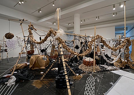 Imagen secundaria 1 - Arriba, 'Discípulo practicante'. En las otras imágenes, montaje de la muestra en el MACBA