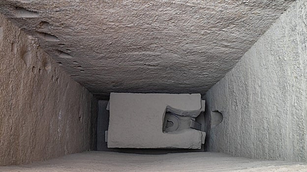 El enorme sarcófago exterior de Whaibre-mery-Neith en la parte inferior del pozo funerario