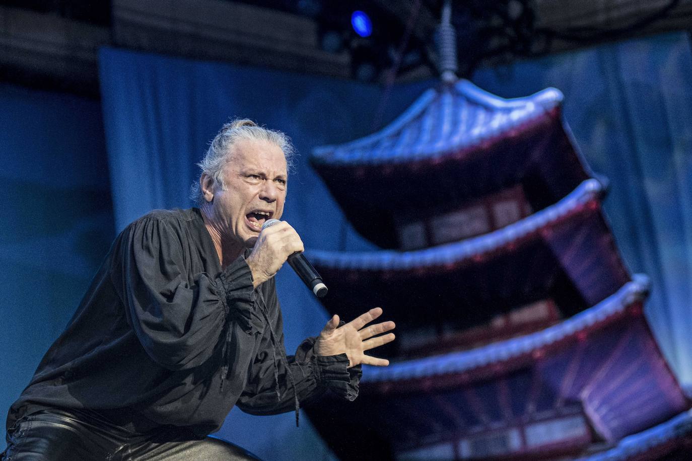 El arranque del concierto, dedicado a su último trabajo 'Senjutsu', estuvo marcado por una escenografía de corte oriental 