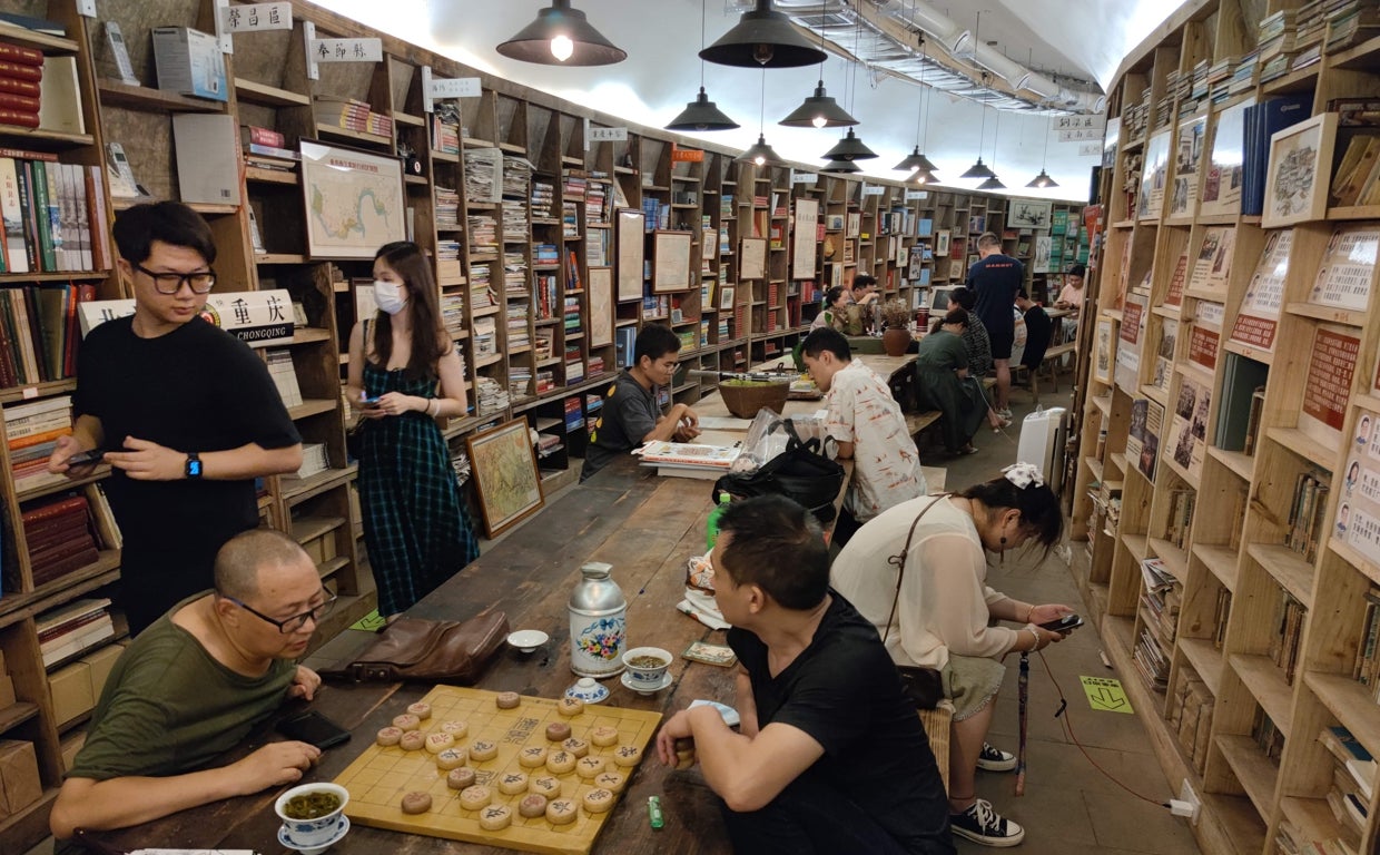 Dos hombres juegan al xiangqi, el ajedrez chino, en la librería Junge Shuwu