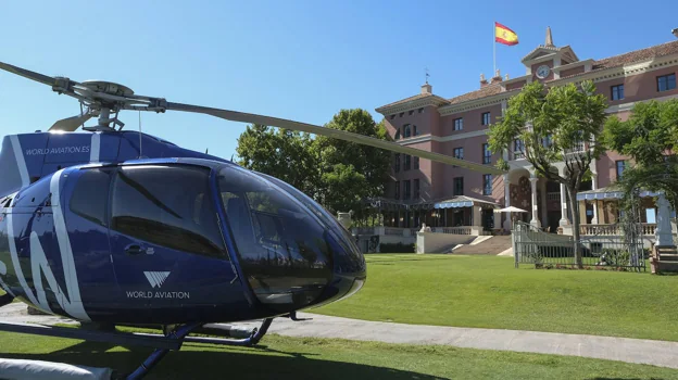 Un helicóptero en los bellos jardines de Villa Padierna, en Benahavís, Marbella