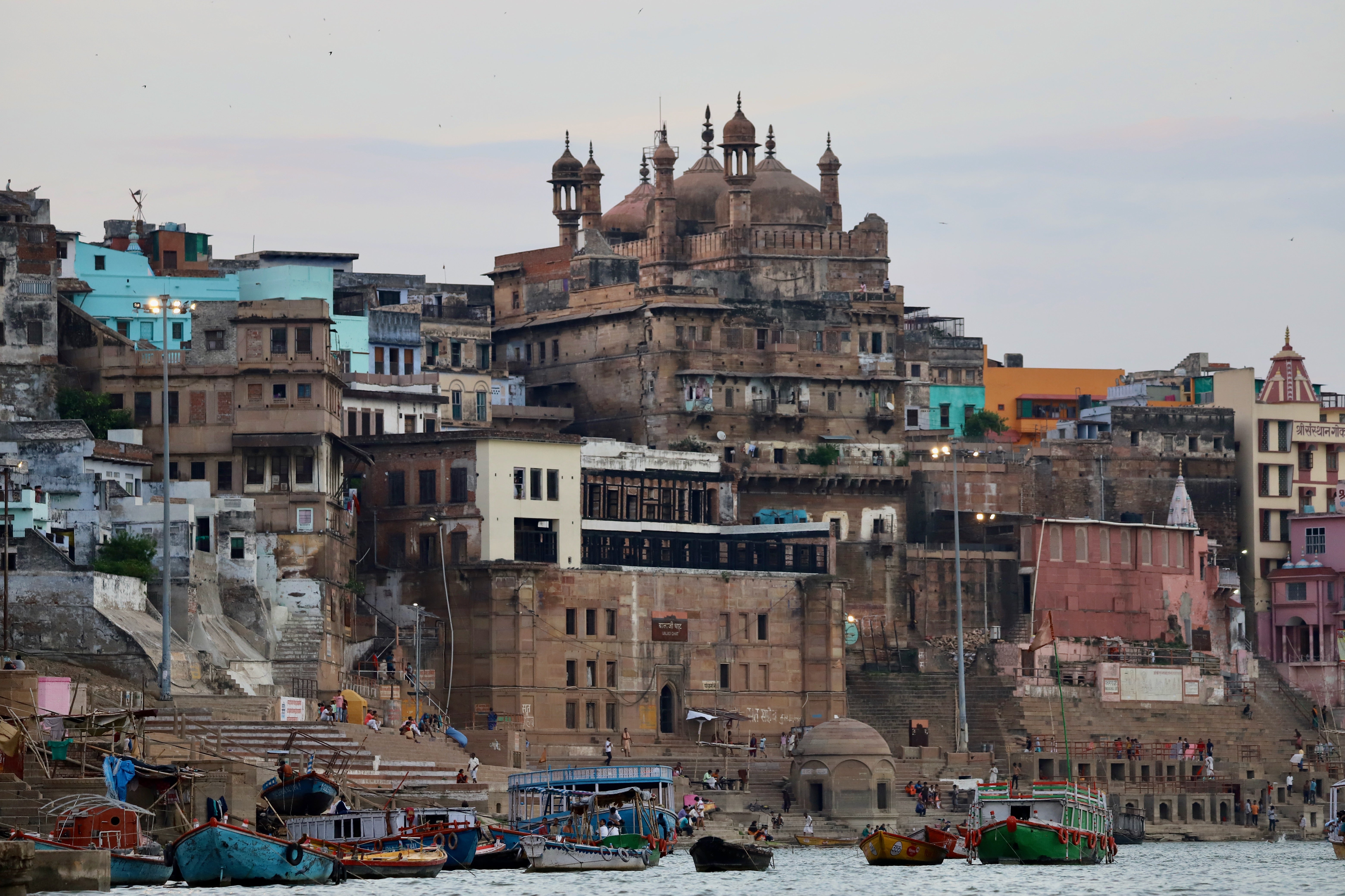 A orillas del Ganges, en la monumental belleza de Benarés conviven los templos hinduistas, mezquitas musulmanas y fuertes de la época colonial británica