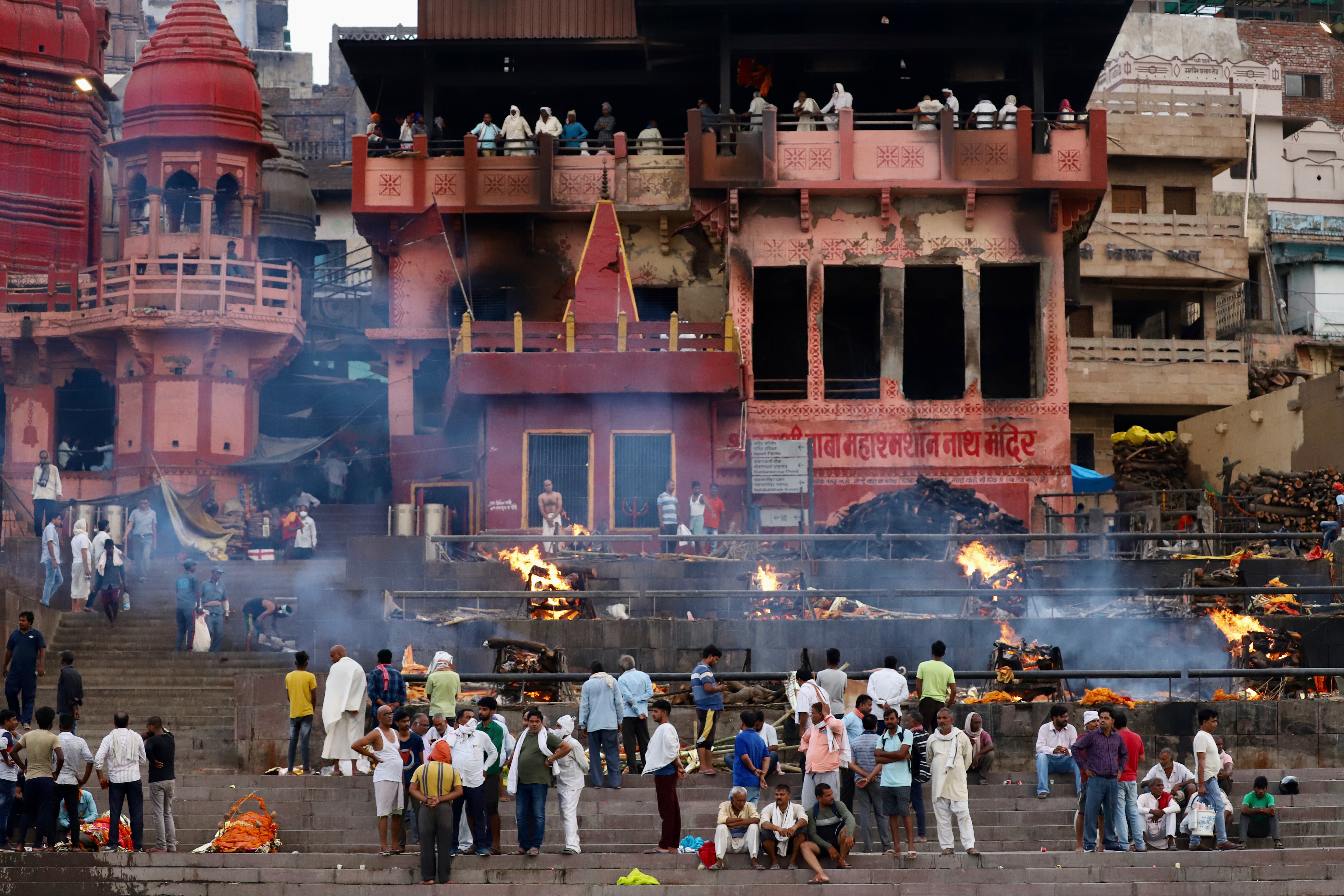 Benarés es la ciudad sagrada adonde van a morir o ser incinerados los hindúes para que sus cenizas sean esparcidas en el Ganges y, trascendiendo la reencarnación, alcanzar así la liberación. El trasiego es incesante en las pilas funerarias de Manikarnika, que arden día y noche con un fuego sagrado que nunca se apaga