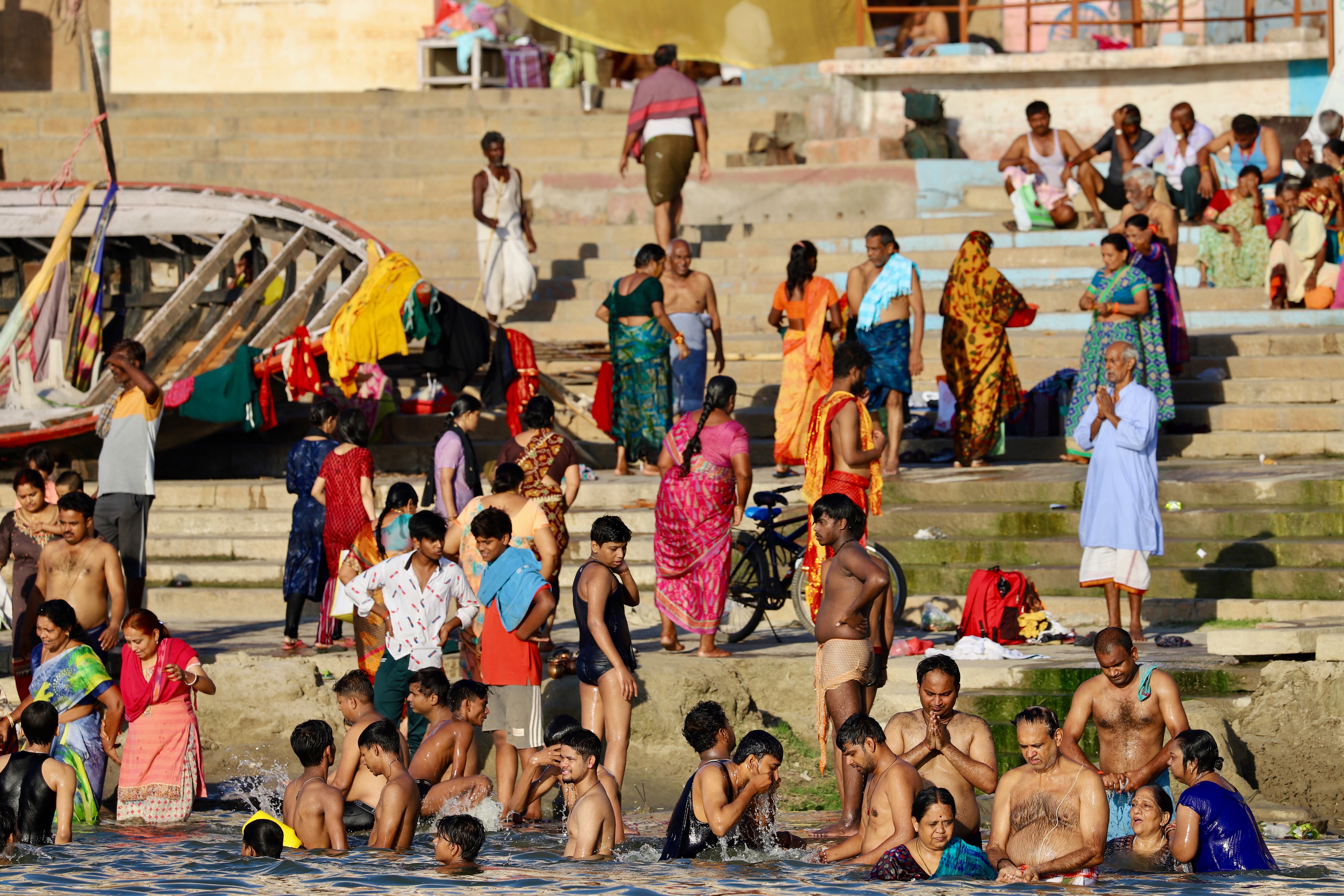 Tras dos años y medio de restricciones por el Covid, los peregrinos y turistas regresan a Benarés para la fiesta del Sawan en honor del dios Shiva